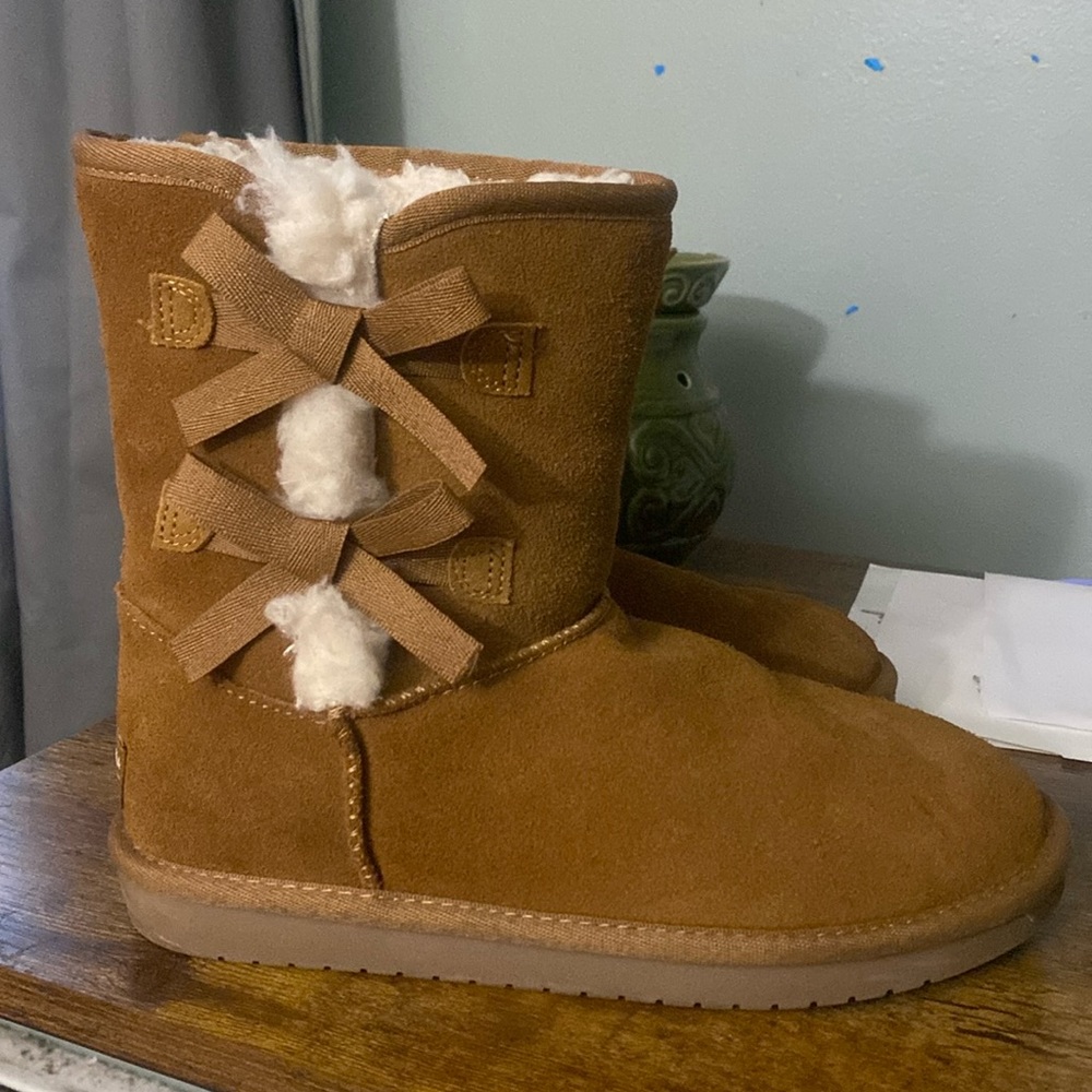 Size 5 kookaburra by UGG boots